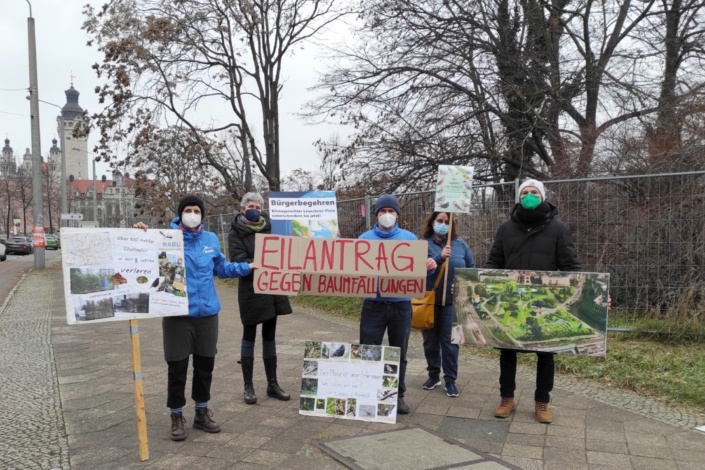 Aktion zum Eilantrag gegen die Baumfällungen am Wilhelm-Leuschner-Platz. Foto: NABU Leipzig