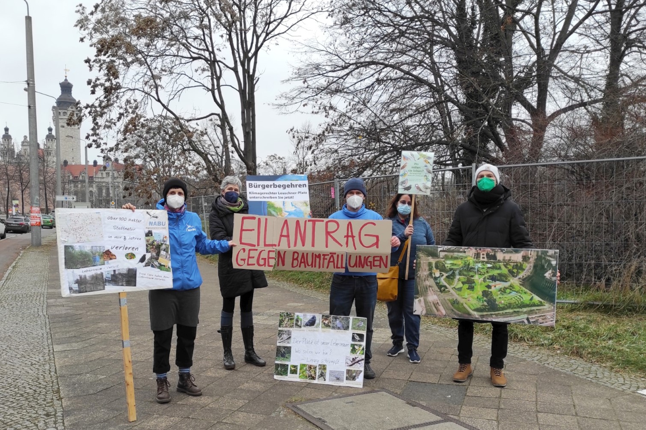 Aktion zum Eilantrag gegen die Baumfällungen am Wilhelm-Leuschner-Platz. Foto: NABU Leipzig