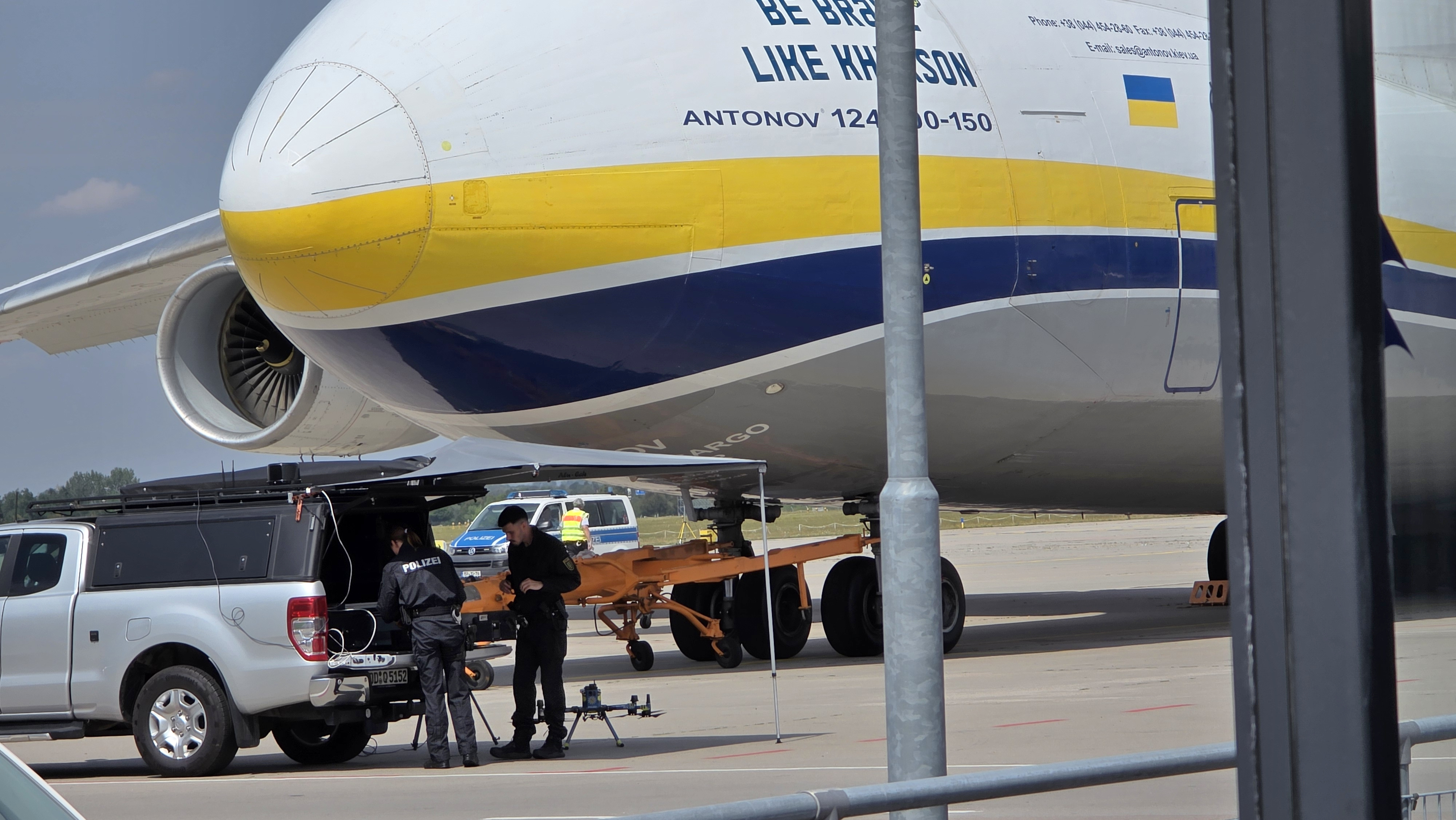 Ermittler arbeiten auf dem Flughafengelände am Fundort der mutmaßlichen Sprengladung. Die hier zu sehende Drohne gehört zur Ausrüstung der Tatortgruppe. Foto: Michael Strohmeyer