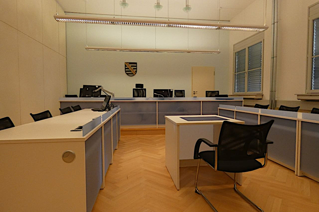 Der Saal im Leipziger Amtsgericht blieb am Dienstag leer: Der Prozess gegen Melanie Müller wurde kurzfristig abgesagt. © Lucas Böhme