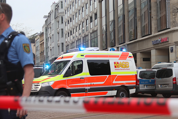 Polizei und Rettungskräfte hatten den Zugang zur Grimmaischen Straße kurz nach der Tat abgeriegelt. © Lucas Böhme