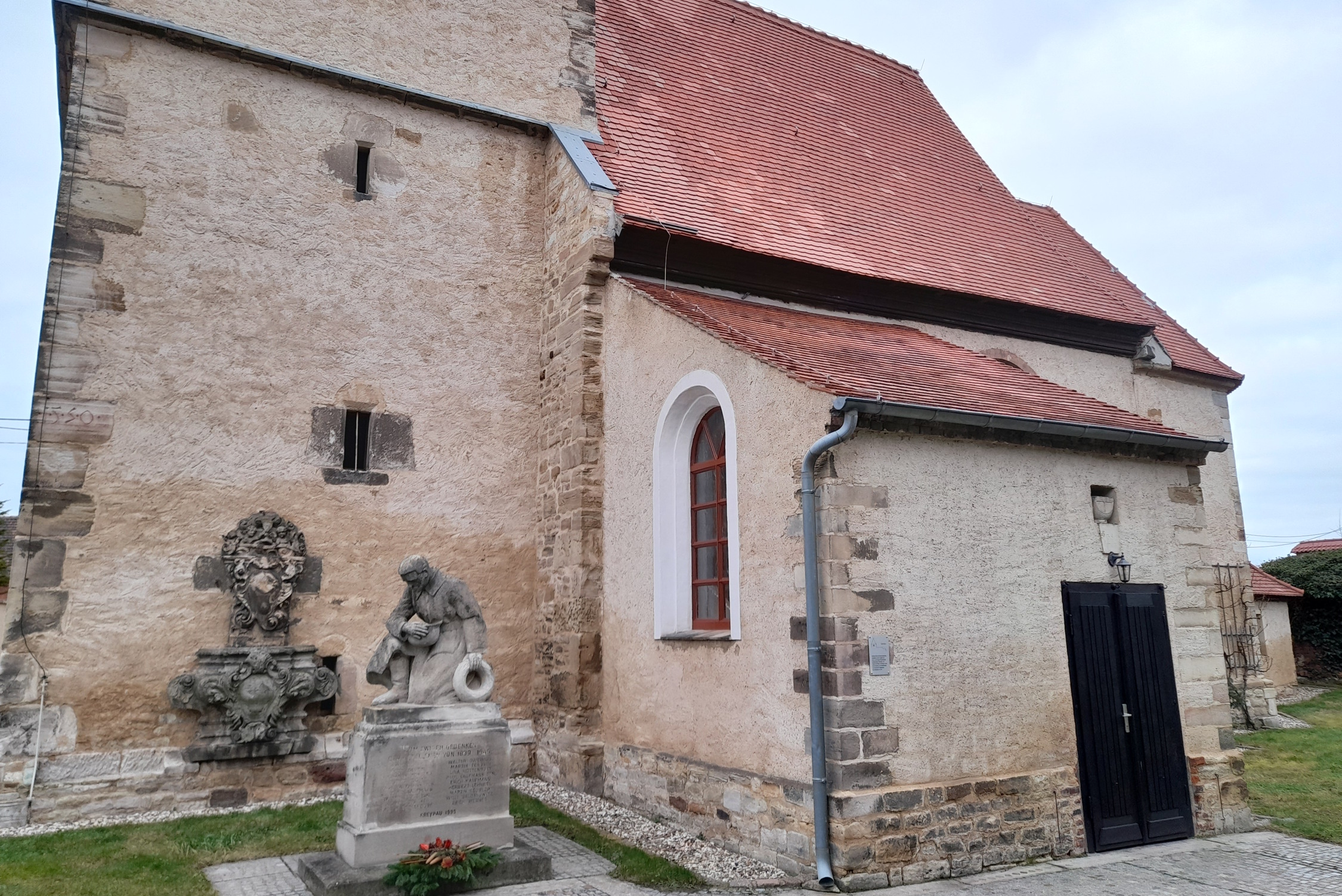 Seitenansicht mit Epitaph und Kriegerdenkmal. Catatine, CC0, https://commons.wikimedia.org/w/index.php?curid=113914181