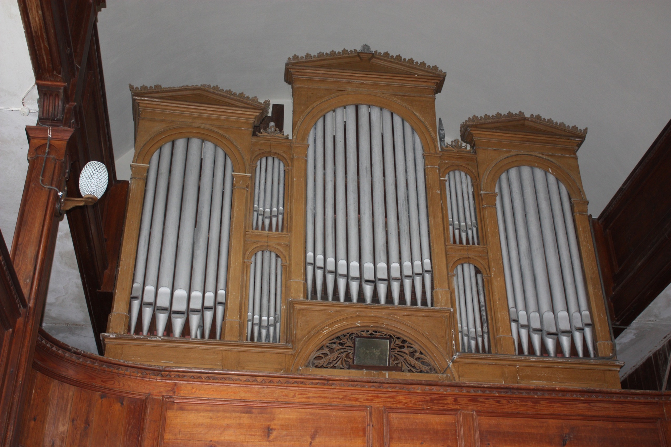Orgel. Dguendel, CC BY 3.0, https://commons.wikimedia.org/w/index.php?curid=33077525