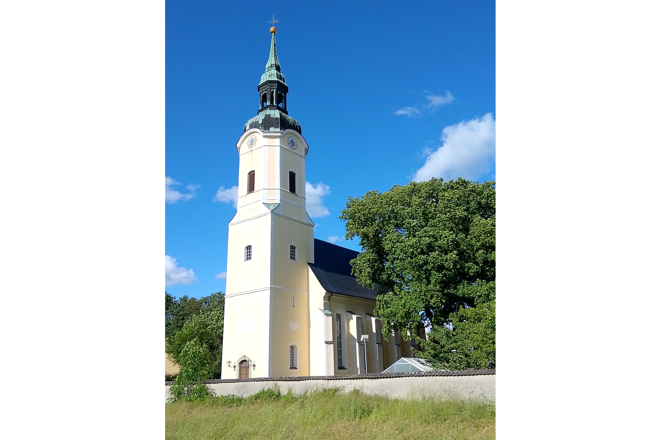 Kirche Müglenz. Ghostwriter123, CC BY-SA 4.0, https://commons.wikimedia.org/w/index.php?curid=195354110