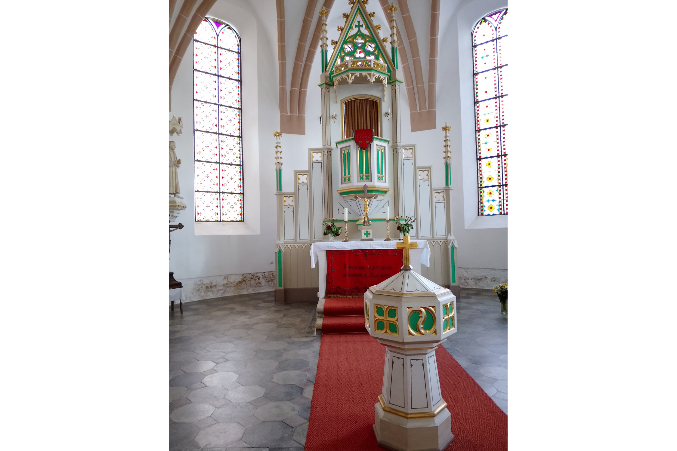 Kanzelaltar und Taufstein. Ghostwriter123, CC BY-SA 4.0, https://commons.wikimedia.org/w/index.php?curid=195354115