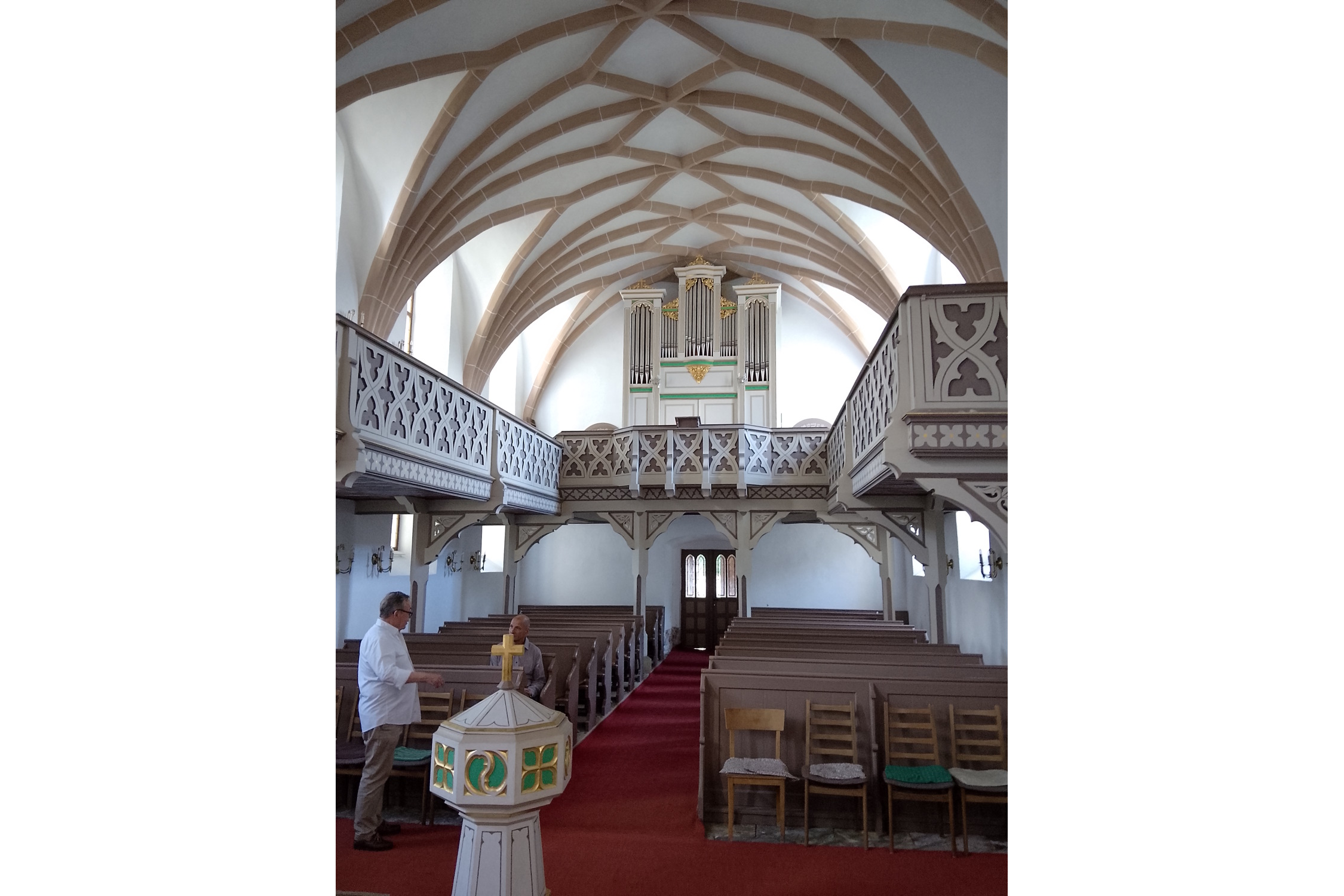 Blick zu Empore und Orgel. Ghostwriter123, CC BY-SA 4.0, https://commons.wikimedia.org/w/index.php?curid=195354116