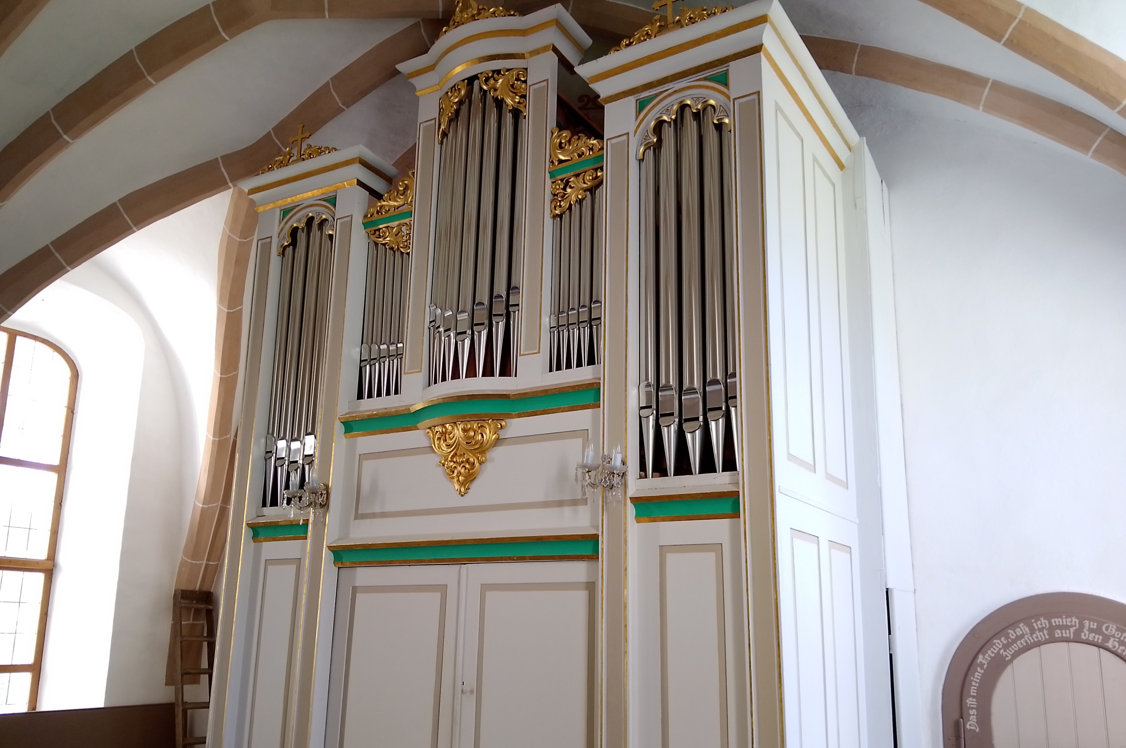 Wiegand-Orgel. Ghostwriter123, CC BY-SA 4.0, https://commons.wikimedia.org/w/index.php?curid=195354119