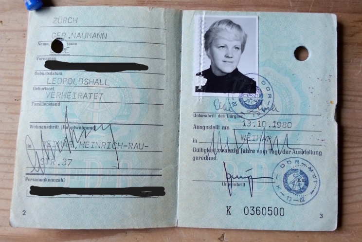 Lichtbild-Seite im DDR-Personalausweis von Elke Zürch mit Unterschriften: die von Michail Gorbatschow auf der linken Seite im Feld der Wohnanschrift, die von Hans-Dietrich Genscher auf der rechten Seite in der Zeile mit dem Ausstellungsort. Foto: Holger Zürch