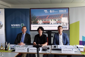 VKU-Geschäftsführer Dr. Florian Gräßler, VSWG-Vorstand Mirjam Philipp und Verbandsdirektor Alexander Müller vom vdw Sachsen bei der gemeinsamen Pressekonferenz (v.l.n.r.). Foto: VSWG