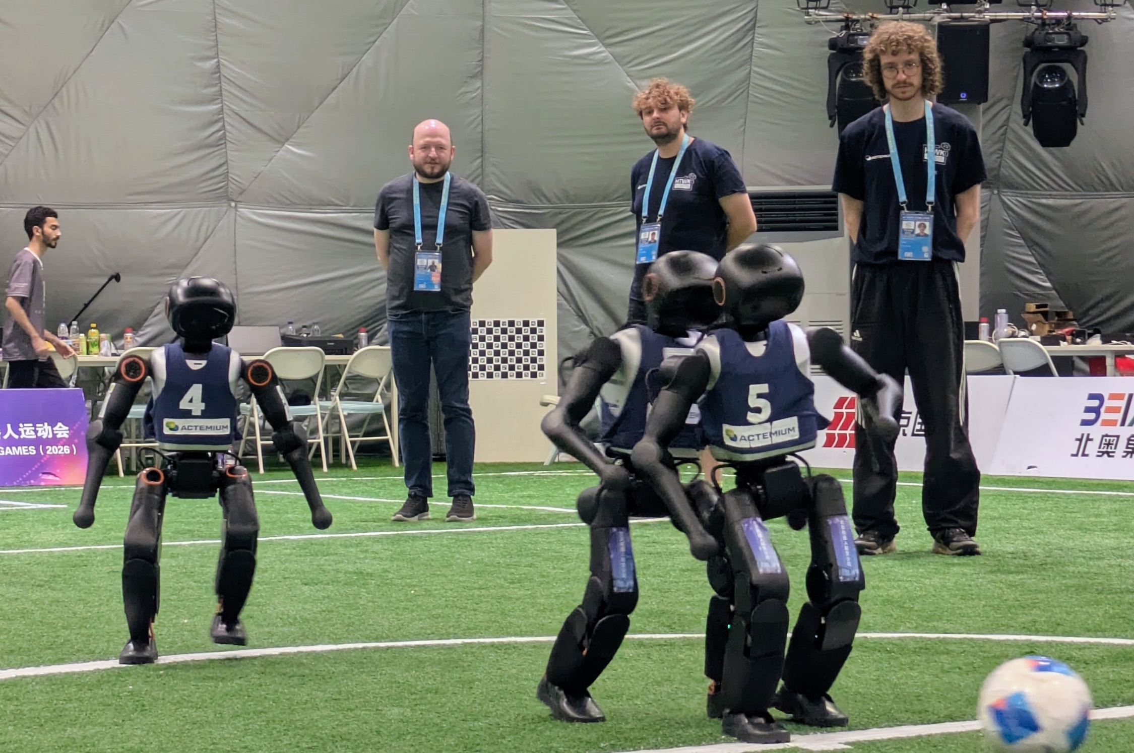 Die Trainer sind auch hier immer am Spielfeldrand und beobachten das Verhalten ihrer Spieler. Foto: HTWK Leipzig