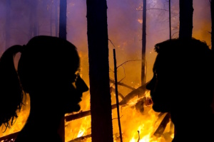 Was tun, wenn die Krisen einfach nicht mehr aufhören? Grafik: Dominic Memmel unter Verwendung von pixabay.com/photos/breakup-divorce-separation-908714/ und https://pixabay.com/illustrations/forest-fire-forest-climate-change-8681954/