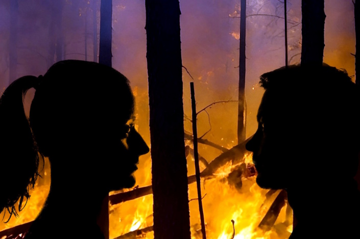 Was tun, wenn die Krisen einfach nicht mehr aufhören? Grafik: Dominic Memmel unter Verwendung von pixabay.com/photos/breakup-divorce-separation-908714/ und https://pixabay.com/illustrations/forest-fire-forest-climate-change-8681954/