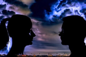 Wie kommt man durch krisenhafte Zeiten? Grafik: Dominic Memmel unte Verwendung von pixabay.com/photos/breakup-divorce-separation-908714/ und pixabay.com/photos/thunderstorm-weather-storm-thunder-1768742/
