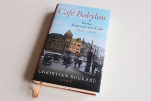 Christian Buckard: Café Babylon. Foto: Ralf Julke