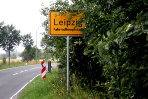 Manchmal entdeckt man beim Wandern auch überraschende Ortsschilder. Archivfoto: Marko Hofmann