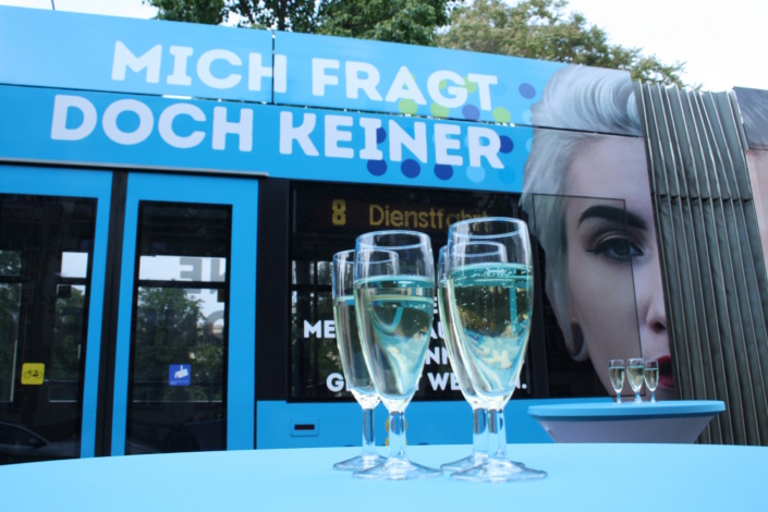 Motiv der 2018 vorgestellten Demokratie-Straßenbahn der LVB. Foto: Ralf Julke