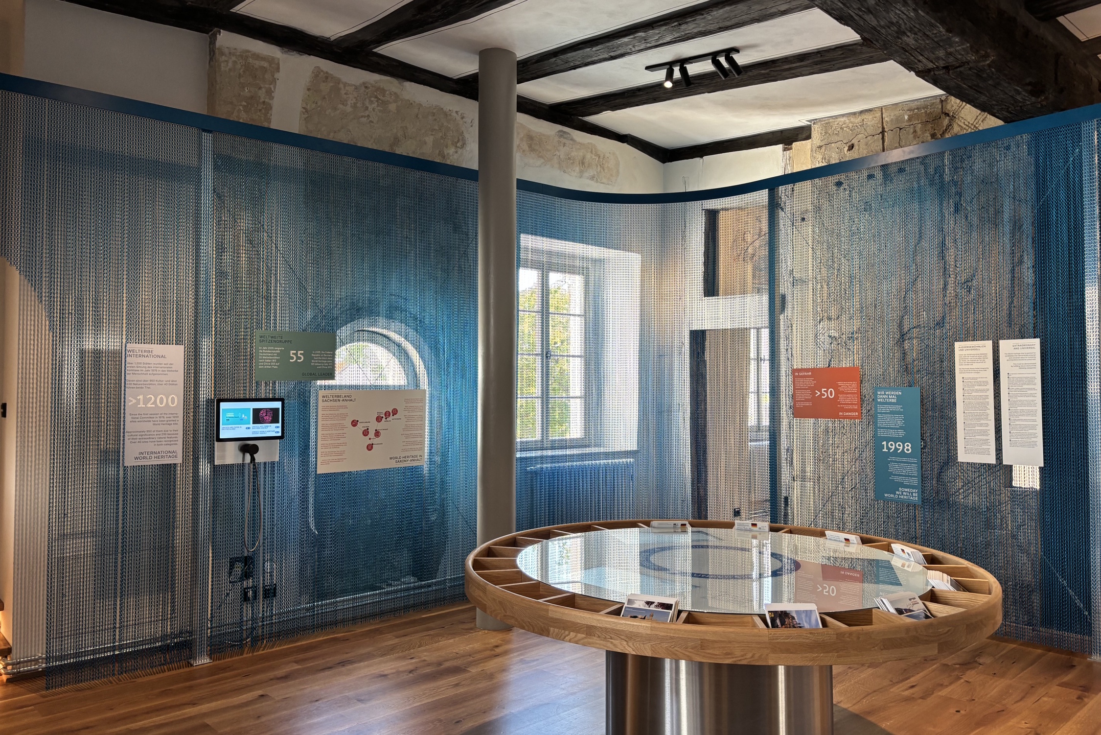Blick in die Ausstellung der UNESCO Welterbestätten im Zentrum Welterbe am Naumburger Dom. Foto: Vereinigte Domstifter