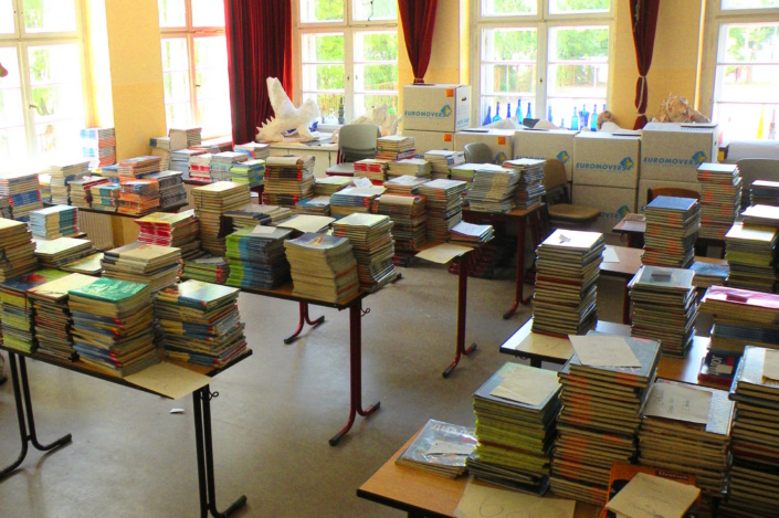 Stapel von Schulbüchern zum Schuljahresbeginn. Foto: Marko Hofmann