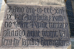 „Im Jahr des Herrn 1342 am 24. Juli August gab es eine Überschwemmung durch Weser und Fulda, und der hohe Wasserspiegel berührte die Basis dieses viereckigen Steins.“ Hochwassermarke an der Pfarrkirche St. Blasius in Hann.-Münden mit einer Gedenkinschrift an dieser Kirche mit Angabe der Wasserhöhe. Foto: Martin Bauch