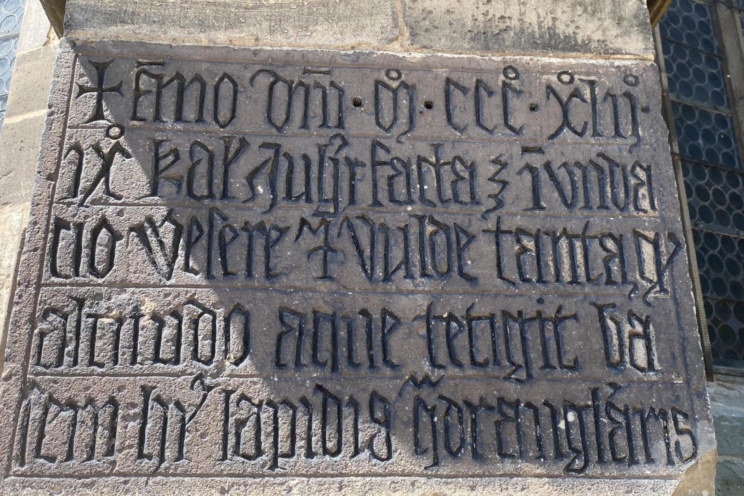 „Im Jahr des Herrn 1342 am 24. Juli August gab es eine Überschwemmung durch Weser und Fulda, und der hohe Wasserspiegel berührte die Basis dieses viereckigen Steins.“ Hochwassermarke an der Pfarrkirche St. Blasius in Hann.-Münden mit einer Gedenkinschrift an dieser Kirche mit Angabe der Wasserhöhe. Foto: Martin Bauch