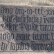 „Im Jahr des Herrn 1342 am 24. Juli August gab es eine Überschwemmung durch Weser und Fulda, und der hohe Wasserspiegel berührte die Basis dieses viereckigen Steins.“ Hochwassermarke an der Pfarrkirche St. Blasius in Hann.-Münden mit einer Gedenkinschrift an dieser Kirche mit Angabe der Wasserhöhe. Foto: Martin Bauch