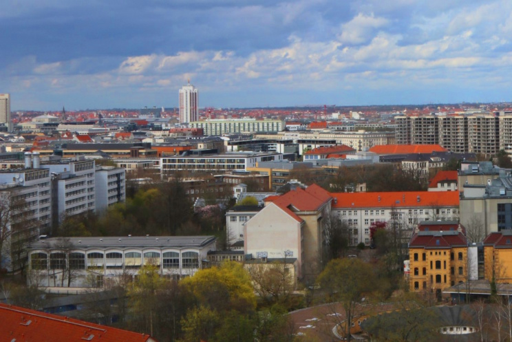 Blick über Leipzig: Jede Menge Dächer, die sich für Photovoltaik eignen. Foto: Sabine Eicker