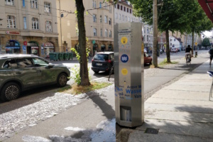 Temporärer Wasserspender in der Dresdner Straße. Foto: LZ