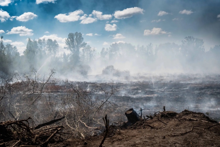 Brandbekämpfung am Restloch Rusendorf. Foto: Christian Kortüm, LMBV