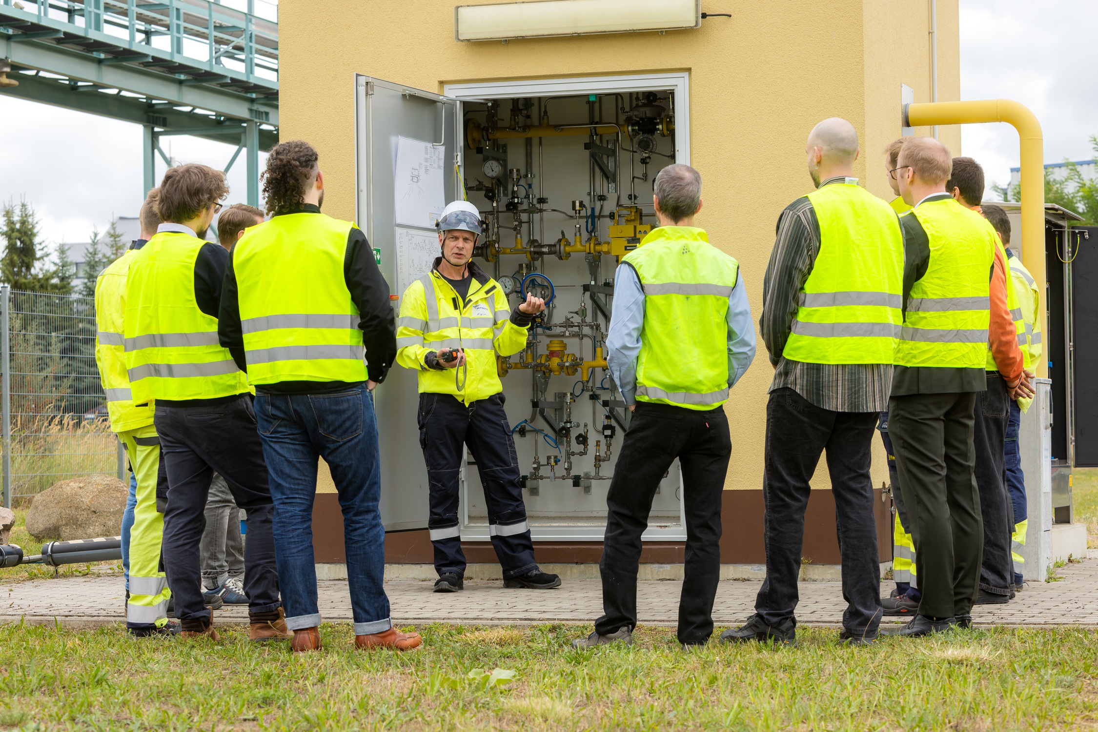 Im Wasserstoffdorf Bitterfeld-Wolfen tauschen sich die Projektpartner HTWK Leipzig, DBI und MITNETZ GAS aus. Michael Schneider von MITNETZ GAS zeigt hier die Gasdruckregel- und Messanlage. Foto: Swen Reichhold / HTWK Leipzig