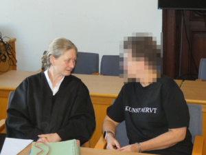 Freispruch: Ines F. (56, re.) mit ihrer Anwältin Rita Belter im Gerichtssaal. © Lucas Böhme
