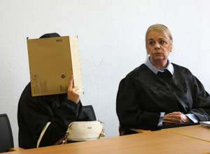 Die Angeklagte (24, li.) mit ihrer Anwältin Henrike Wittner. Foto: Lucas Böhme