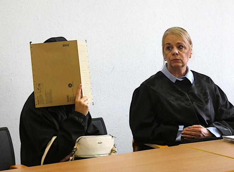 Die Angeklagte (24, li.) mit ihrer Anwältin Henrike Wittner. Foto: Lucas Böhme