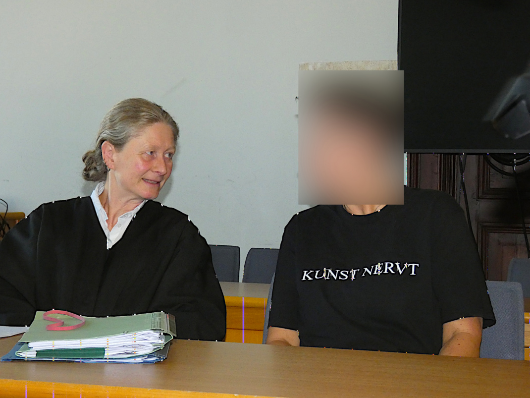 Die Angeklagte Ines F. (re.) beim Auftakt des Berufungsverfahrens am Landgericht mit ihrer Verteidigerin Rita Belter. Foto: Lucas B&ouml;hme