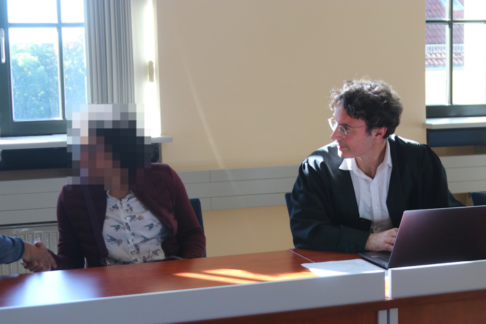 Die Angeklagte (li.), hier mit ihrem Anwalt, erhielt mehr als 700 Euro Gesamtgeldstrafe. © Lucas Böhme
