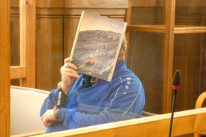 Der rechtskräftig verurteilte Gewaltverbrecher Christian F. sitzt am Mittwoch hinter Plexiglasscheiben im Landgericht Leipzig. © Lucas Böhme