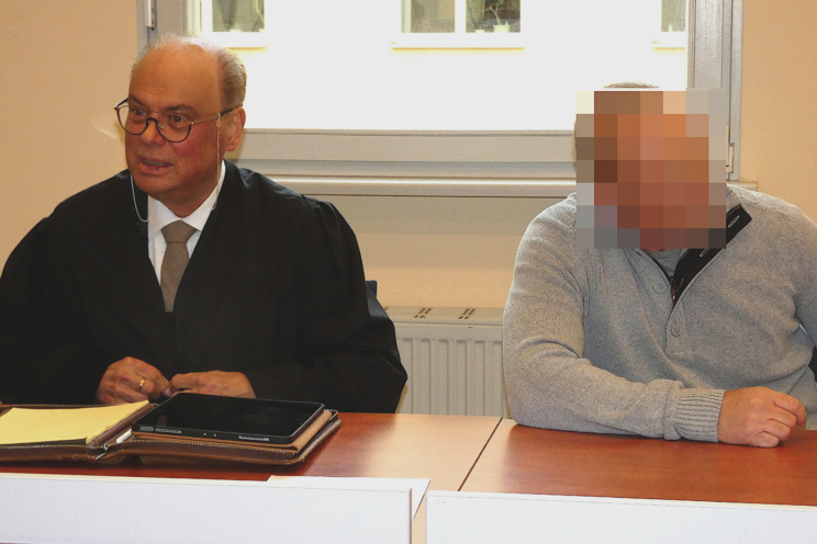 Der Angeklagte (47, re.) am Montag im Amtsgericht mit seinem Anwalt Stefan Costabel. © Lucas Böhme
