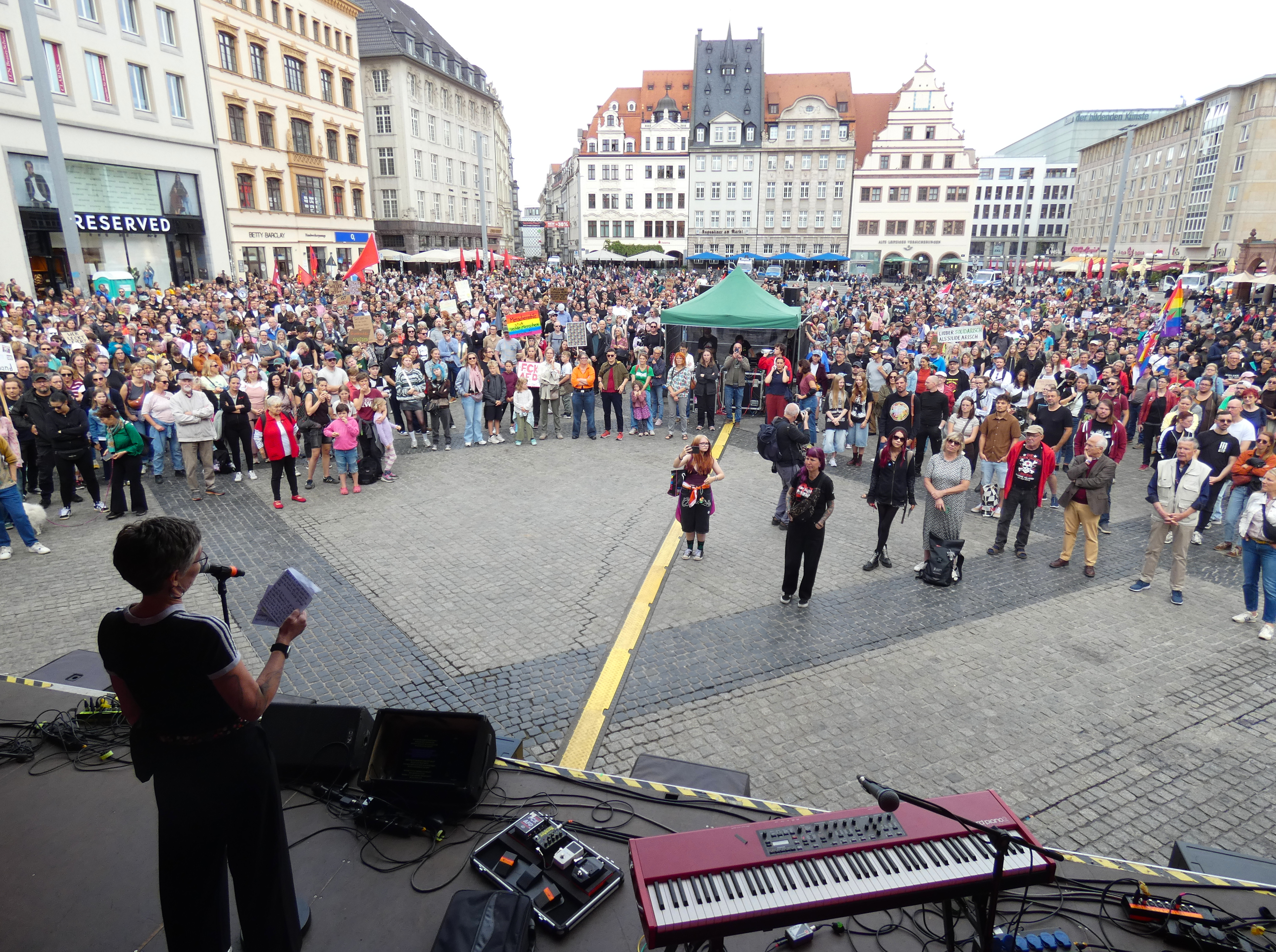 Tausende Menschen versammelten sich am Samstag auf dem Leipziger Marktplatz, vereint im Protest gegen AfD und Rechtsextremismus. © Lucas Böhme