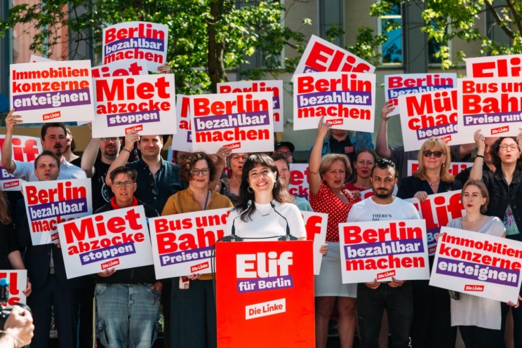 Menschenmenge mit Plakaten