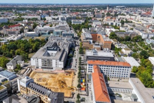 Auf der derzeit größten Baustelle auf dem Medizincampus am Ende der Liebigstraße entsteht der 2. Bauabschnitt des Klinikgebäudes Haus 7 mit dem Schwerpunkt Krebsmedizin. Bild: UKL