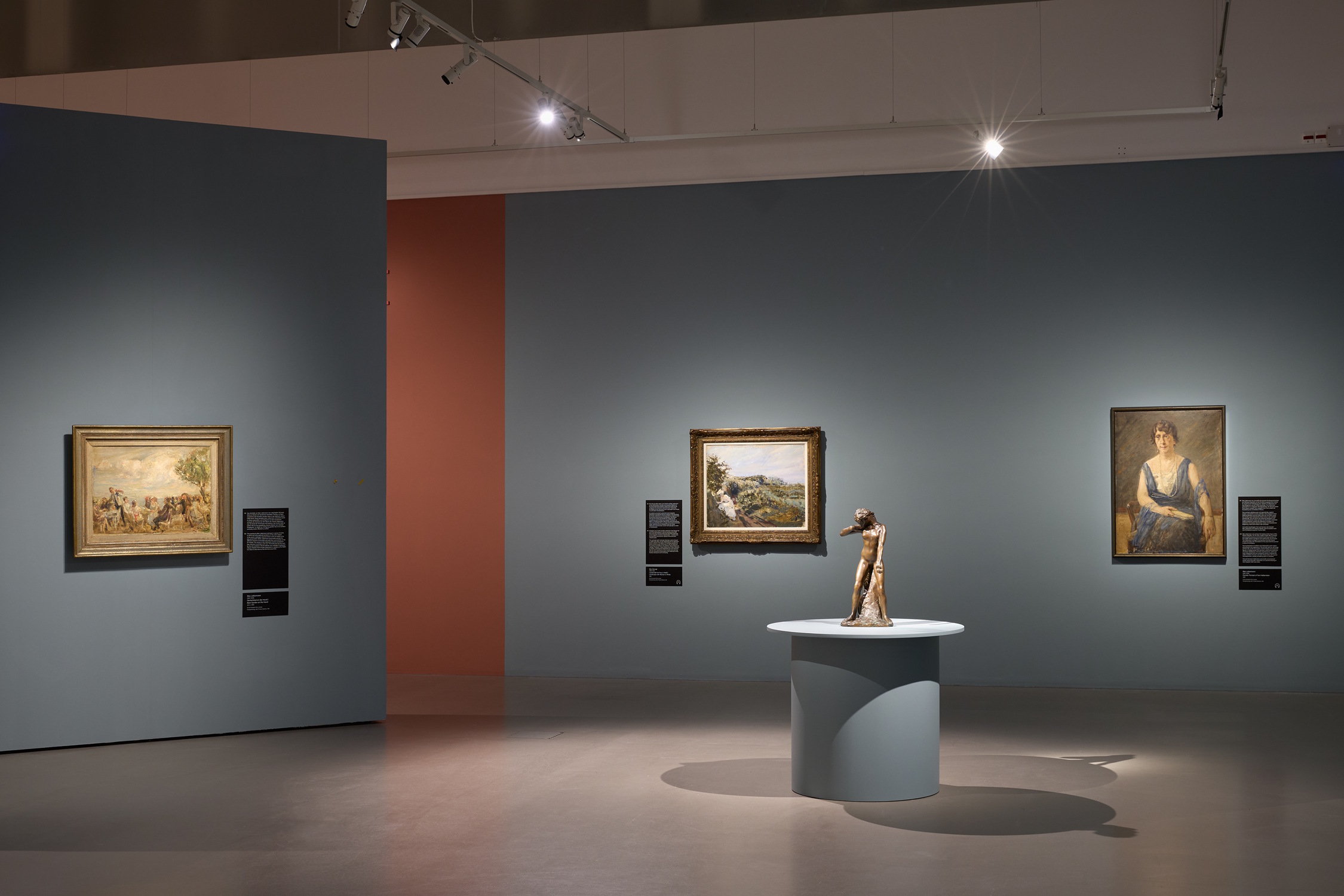 Vier Wände voller Kunst. Jüdische Familien und ihre Sammlungen in Leipzig, Ausstellungsansicht im ,MdbK. Foto: PUNCTUM / Alexander Schmidt