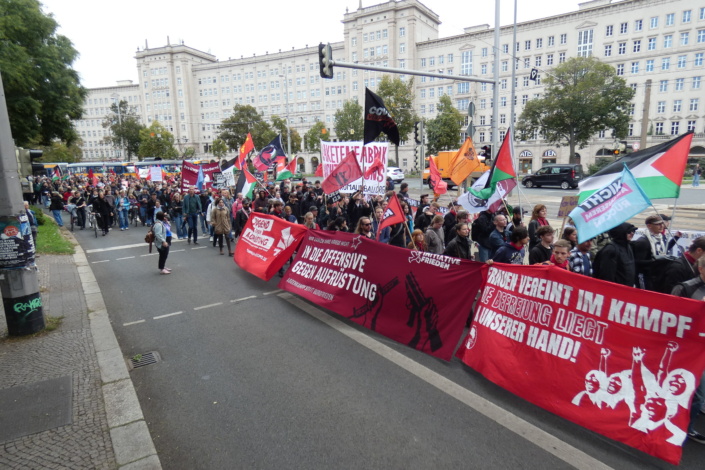 Mehrere hundert Menschen protestierten am Samstag gegen die Ansiedlung einer Raketenfabrik im Raum Leipzig. © Lucas Böhme