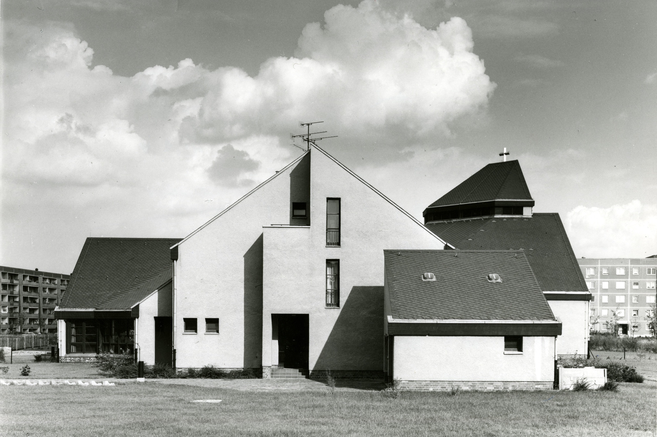 Neubau des katholischen Gemeindezentrum St. Martin in Grünau, 1980er, Stadtgeschichtliches Museum Leipzig, Inv.-Nr. F/2018/621. Foto: Gerhard Hopf