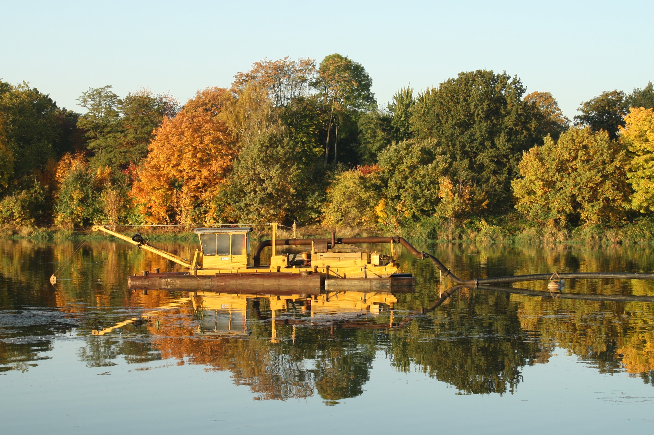 Saugbagger auf dem Elsterbecken. Archivfoto: Ralf Julke