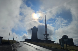 Eigentlich ein guter Ort für weite Sichten: der Brocken in Sachsen-Anhalt. Foto: Kenan Kavlak