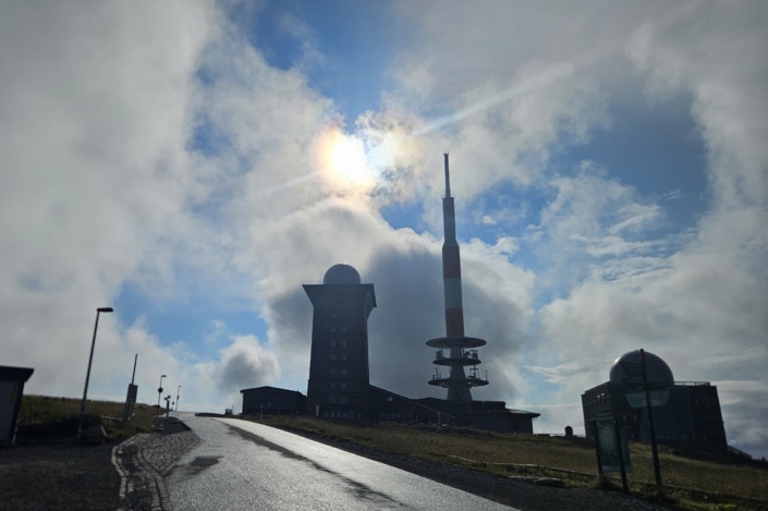 Eigentlich ein guter Ort für weite Sichten: der Brocken in Sachsen-Anhalt. Foto: Kenan Kavlak