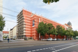 Fassadengerüst am Geutebrück-Bau der HTWK Leipzig. Foto: Michael Moser