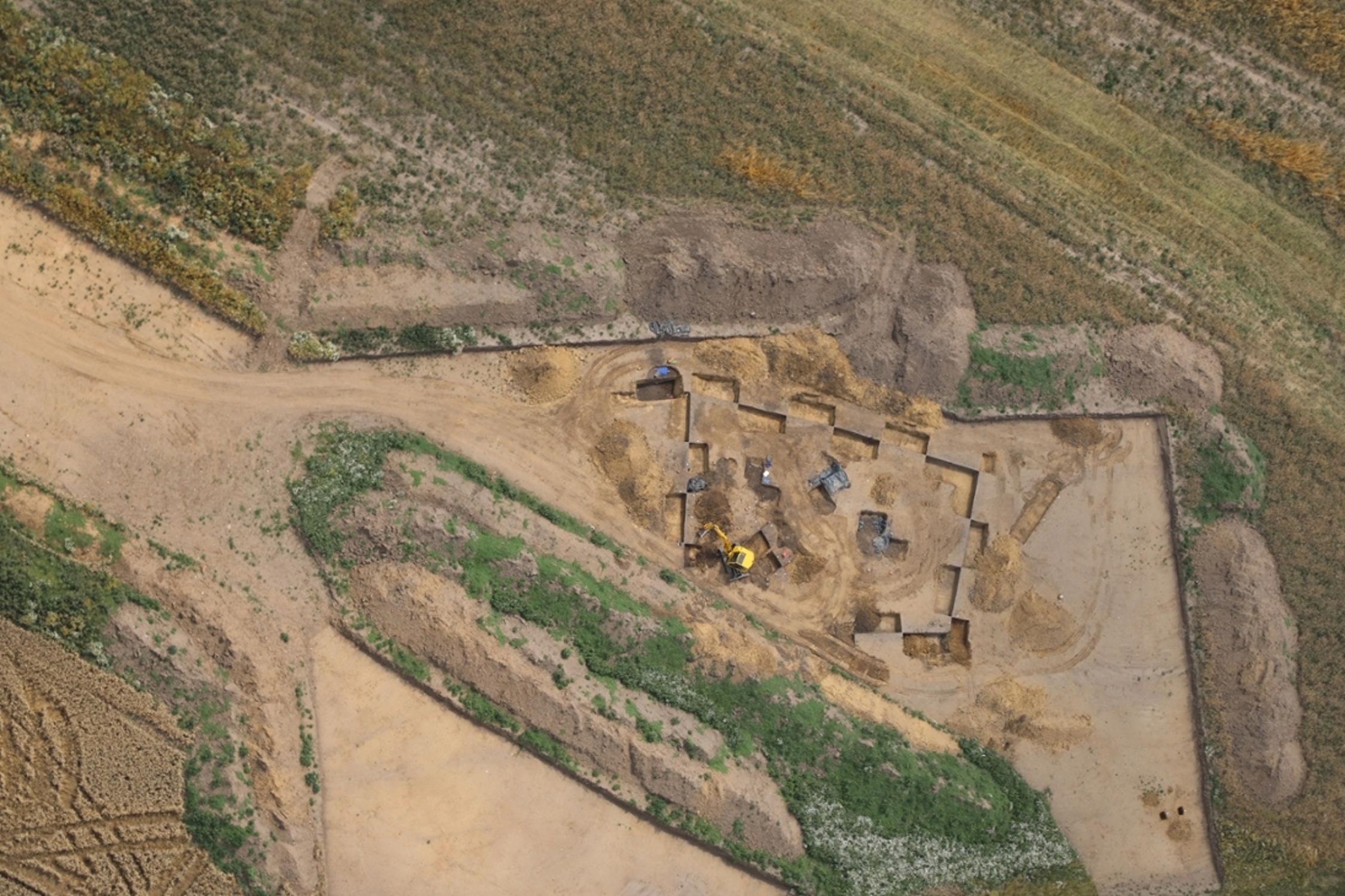 Luftbildaufnahme der Trapezgrabenanlage während der Untersuchungen im Juli 2026. Foto: Freistaat Sachsen, Landesamt für Archäologie
