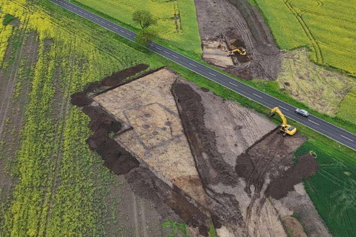 Drohnenaufnahme der Trapezgrabenanlage bei D&ouml;hlen. Foto: Freistaat Sachsen, Landesamt f&uuml;r Arch&auml;ologie