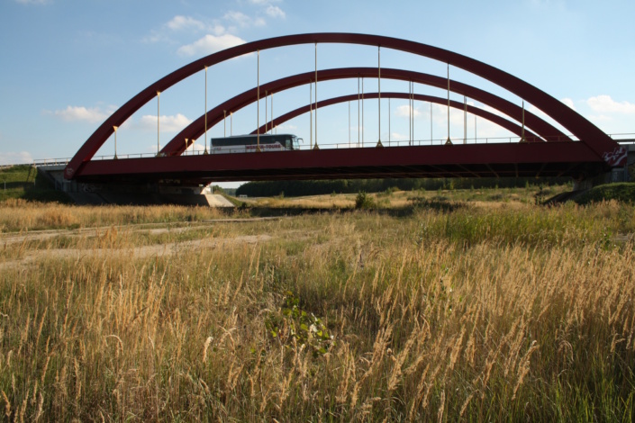 Das erst für den Harthkanal, jetzt für die Schiffseisenbahn vorgesehene Gelände hier direkt an der Brücke der A38. Archivfoto: Ralf Julke