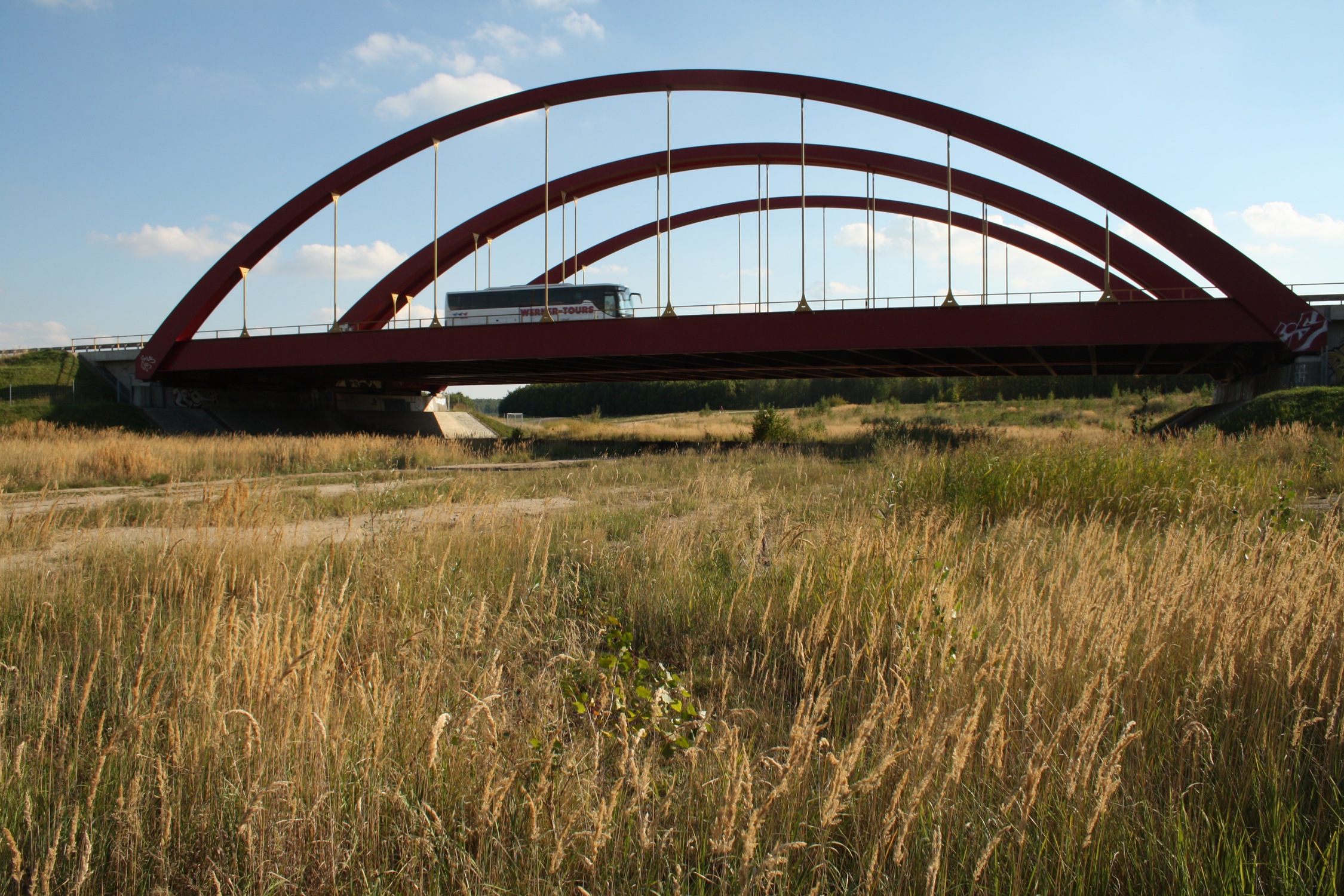 Das erst für den Harthkanal, jetzt für die Schiffseisenbahn vorgesehene Gelände hier direkt an der Brücke der A38. Archivfoto: Ralf Julke